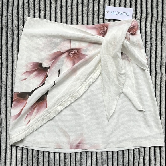SHOWPO LUVALOT floral faux-wrap skirt size 6 - Picture 3 of 13